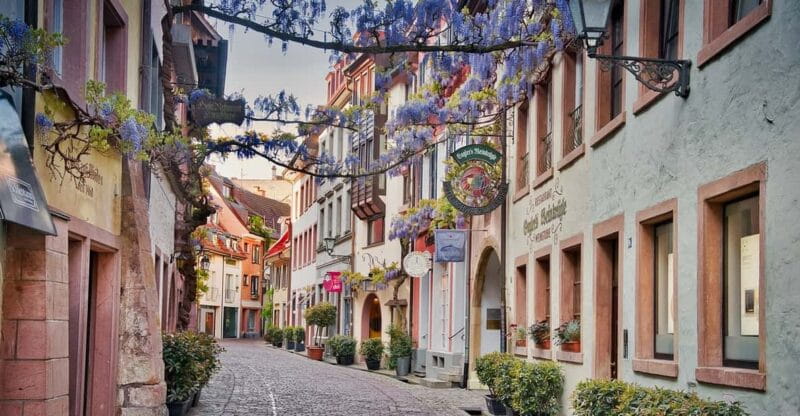 Freiburg im Breisgau: old town group walking tour Italian - Discovering Freiburg: A Hands-On Historical Walk