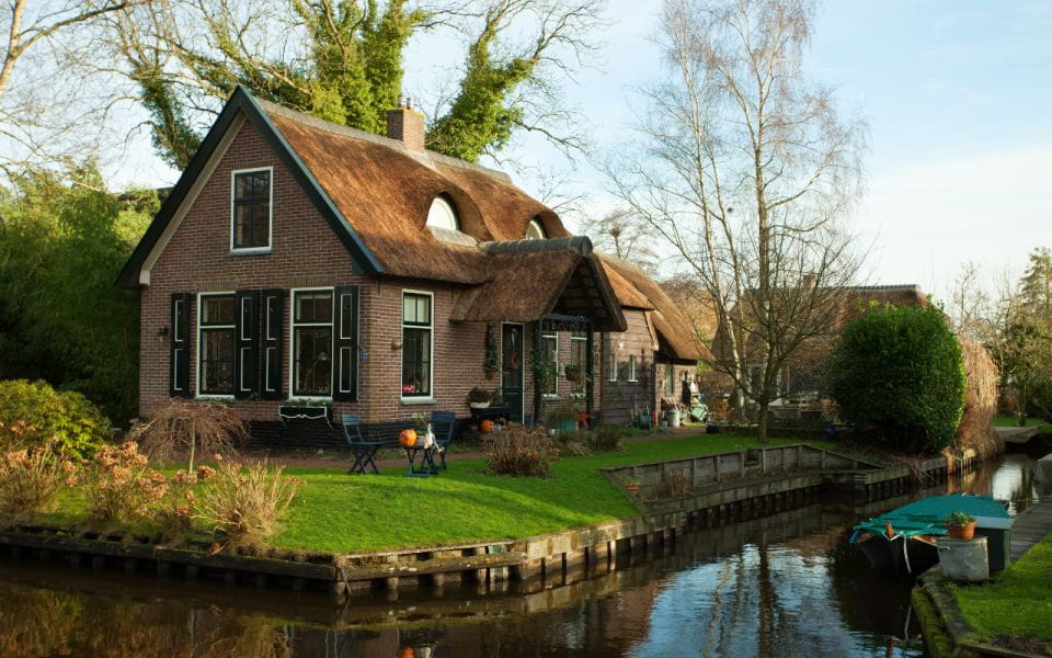 From Amsterdam: Giethoorn Guided Walking Tour and Boat Ride - Experience Highlights