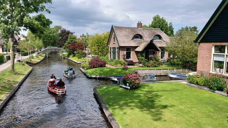 From Amsterdam: Giethoorn Small Group Tour with Boat Ride - Entering the Fairy Tale: A Typical Day in Giethoorn