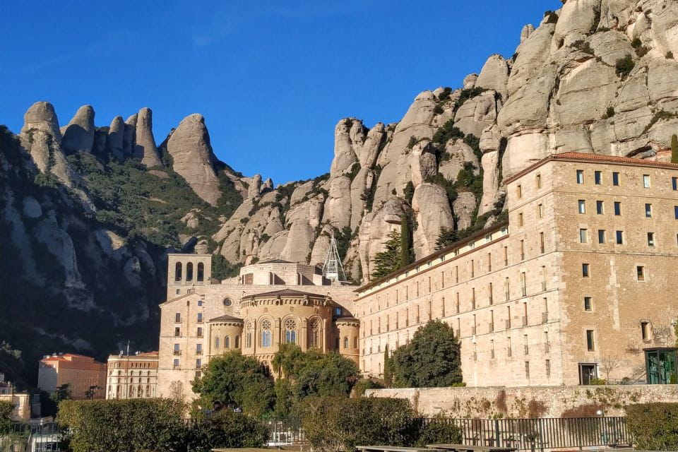 From Barcelona: Montserrat Private Guided Tour and Cable Car - Getting to Montserrat