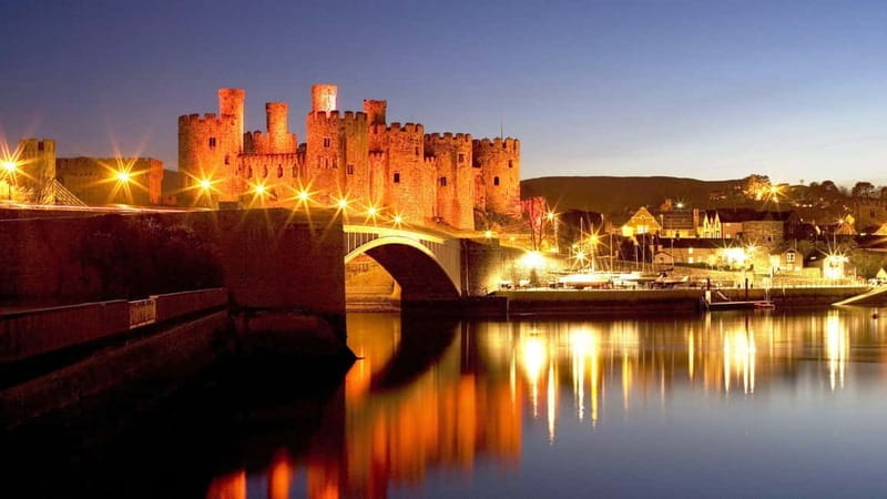 From Llandudno: Portmeirion, Snowdonia and Castles Tour - Entering Snowdonia: Views, Mountains, and Waterfalls