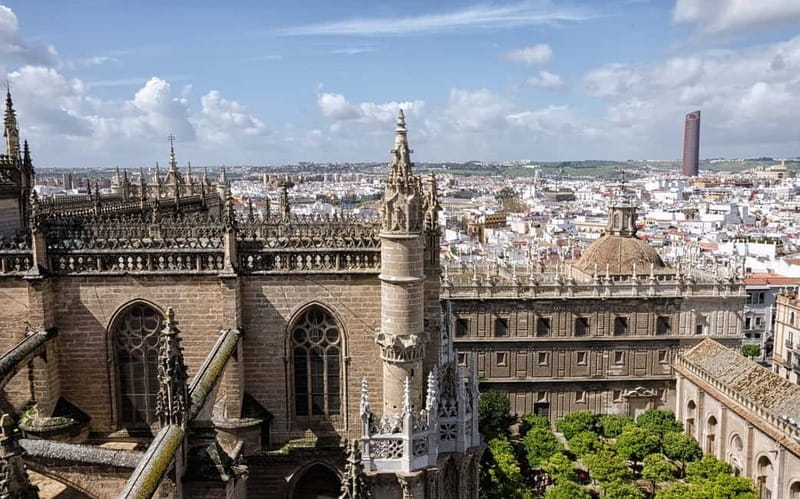 From Malaga: Seville Day Trip with Real Alcázar Tickets - Arriving in Seville: Setting the Stage