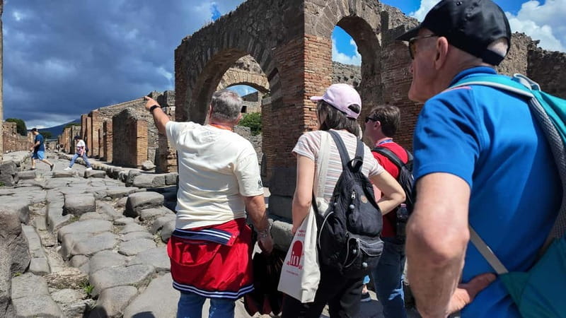 From Naples: Guided walking tour of Pompeii with entry ticket and train - The Benefits of a Guided Tour with Skip-the-Line Entry