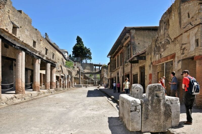 From Naples: Pompeii and Herculaneum Tour with Lunch - Entering Pompeii: An Impressive First Stop