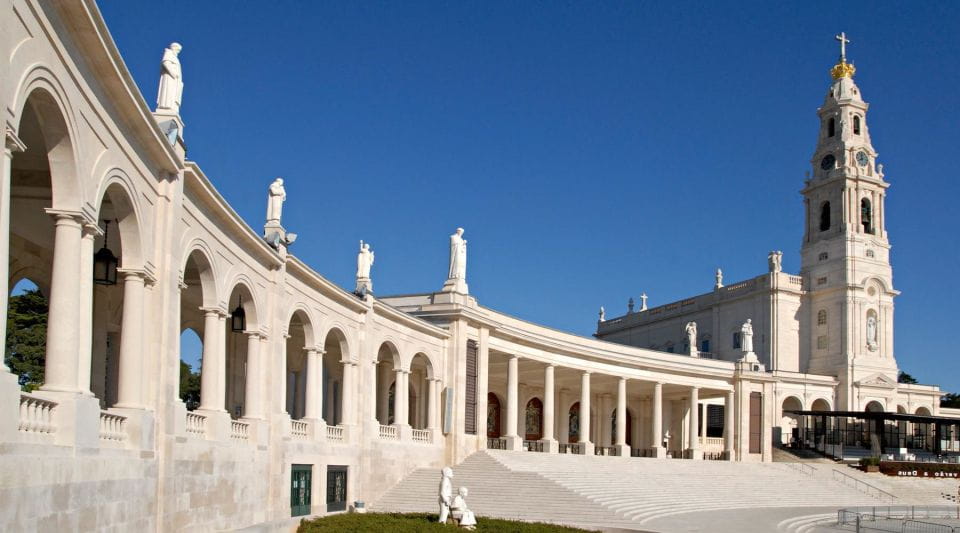 From Sesimbra: Private Fátima, Batalha, Nazaré & Óbidos Tour - Batalha Monastery Exploration