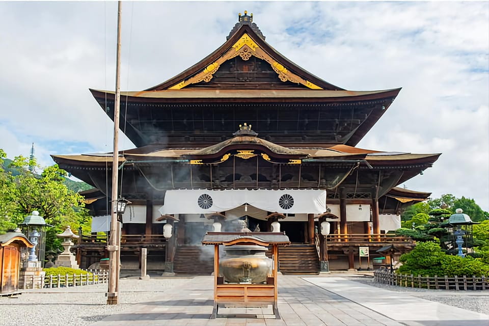 From Tokyo: Nagano, Zenkoji Temple, Snow Monkeys Day Trip - Obuse Exploration and Tasting