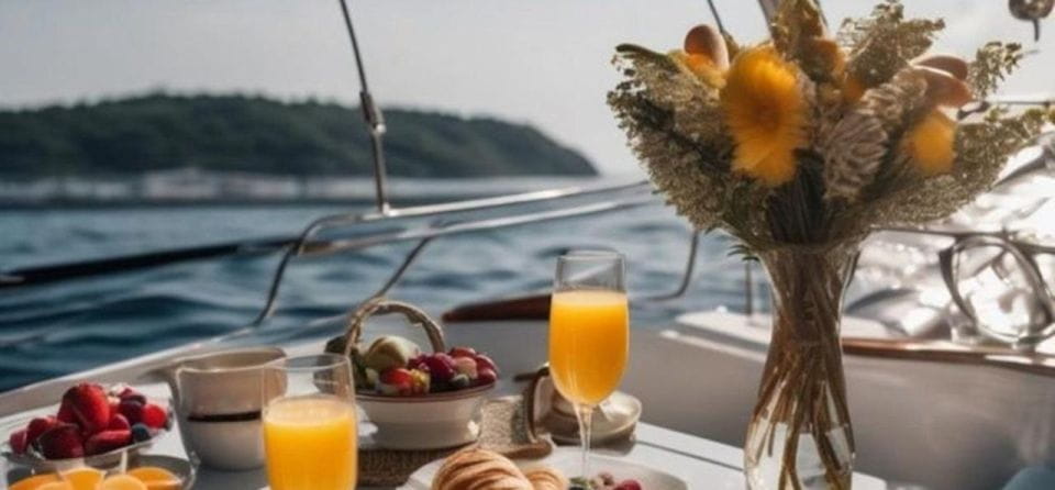 Fuengirola: Sunrise Boat Tour With Breakfast and Drinks - Key Points