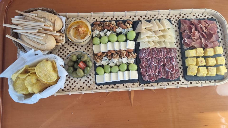 Fuengirola: Sunset Boat Tour With Champagne Diner - Key Points