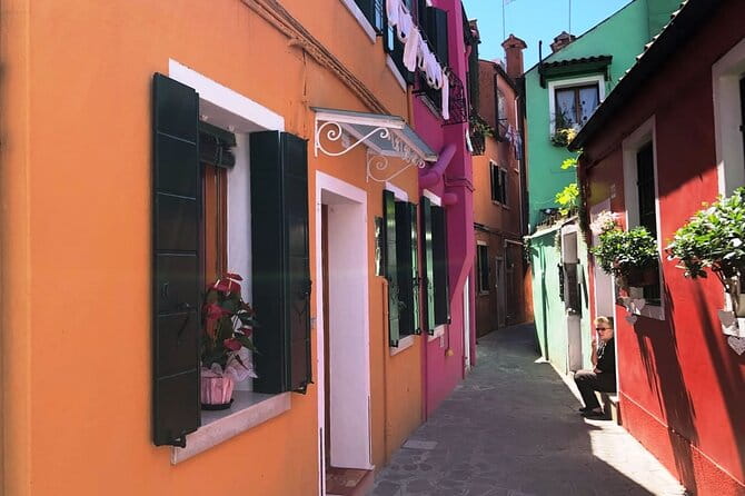Full-day excursion to Murano, Burano and Torcello from Venice Train Station - Burano: A Kaleidoscope of Color and Tradition