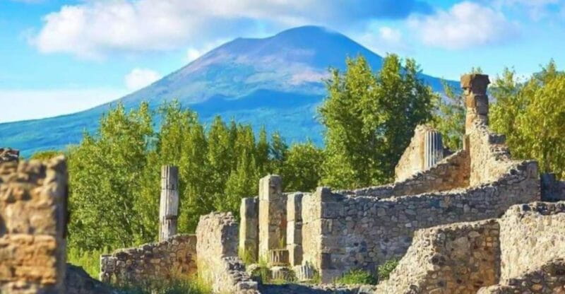 Full-day from Naples: Pompeii & Vesuvius with Italian Lunch - Discovering Pompeii: Walking Through the Ancient Streets