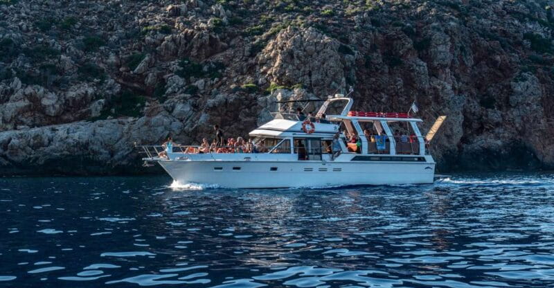 FULL DAY GROUP TOUR KOUTSOMITI KOUNOUPA & RED ROCK WITH MEAL - Who is This Tour Perfect For?