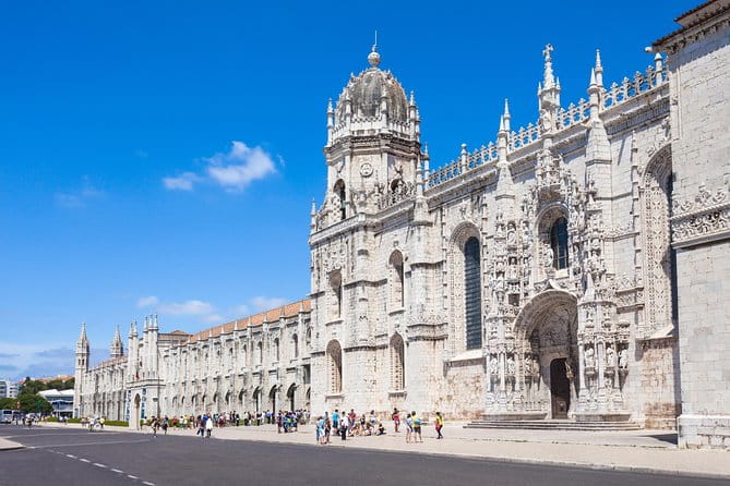 Full Day Private Tour - Lisbon's Heritage and Modernity - Exploring Lisbon’s Neighborhoods and Landmarks