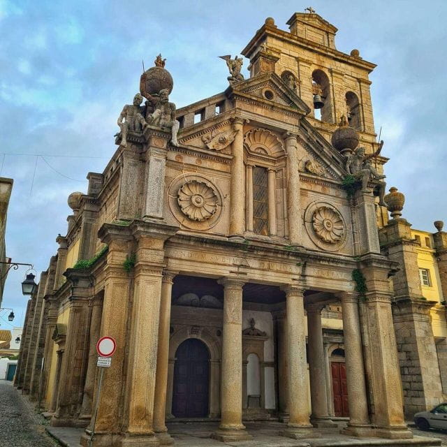 Full-Day Tour From Lisbon to the History of Évora. - Historic Center Exploration