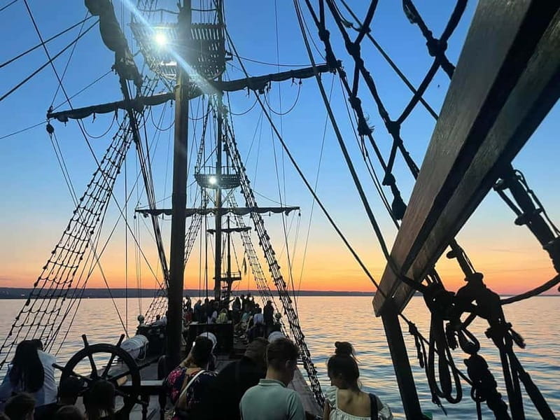 Gdansk: 8:30PM Evening Cruise With Live Music on Black Pearl - Exploring the Scenic Route of the Gdansk Bay