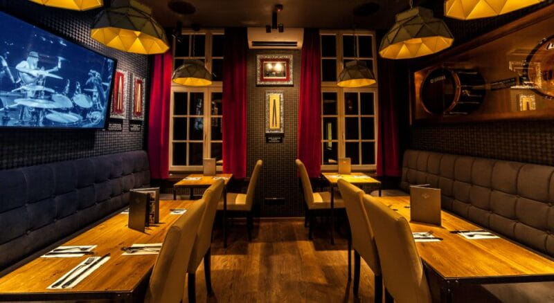 Gdansk: Legendary Burger and Zywiec Beer at Hard Rock Cafe - Dining and Drink: What’s Included and What to Expect