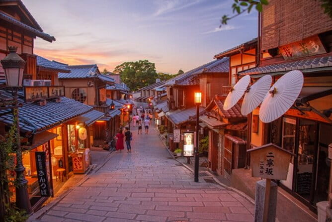 Geisha Streets & Real Kyoto Magical Night (w/Kyoto Snack) - Taking in Kyotos Architectural Gems