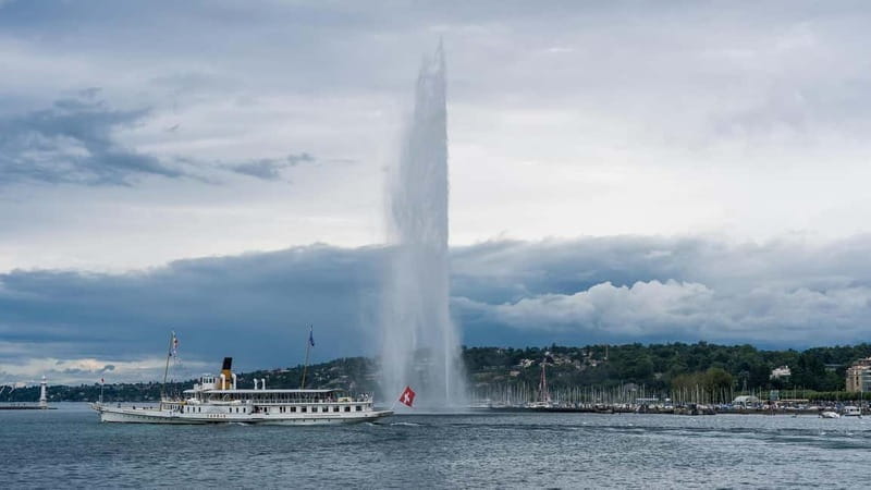 Geneva: City Highlights Walking Tour with a Private Guide - Relaxing in Jardin Anglais and the Famous Flower Clock