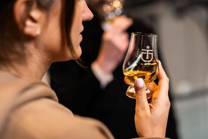 Giant's Causeway and Whisky Distillery tasting tour from Belfast - The Sum Up