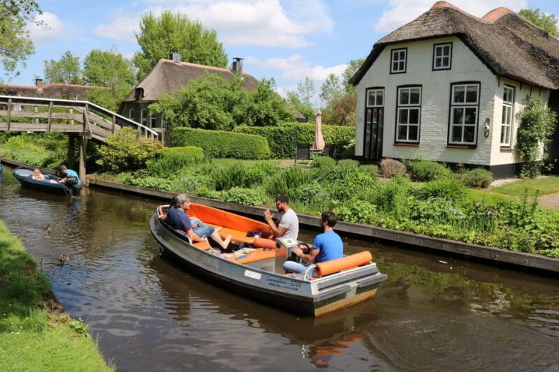 Giethoorn: 2,5 Hours 7 persons boat steeringwheel + cushions - What to Expect: A Self-Directed Journey through Scenic Giethoorn