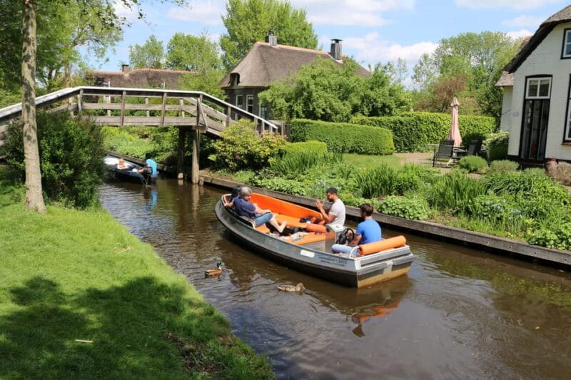 Giethoorn: 2,5 Hours 7 persons boat steeringwheel + cushions - Practical Tips for a Smooth Ride