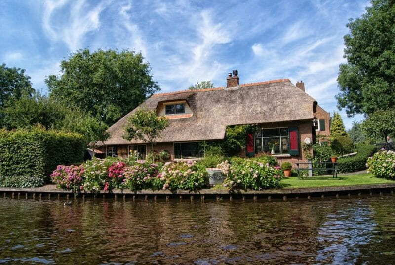 Giethoorn: 2,5 Hours 7 persons boat steeringwheel + cushions - FAQ