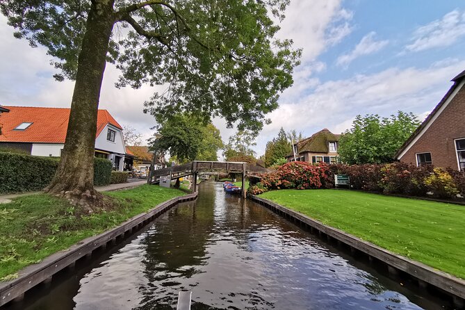Giethoorn, Afsluitdijk, Zaanse Schans Day Tour Mini VIP Bus Incl. Hotel Pick Up - Flexible Hotel Pickup Locations