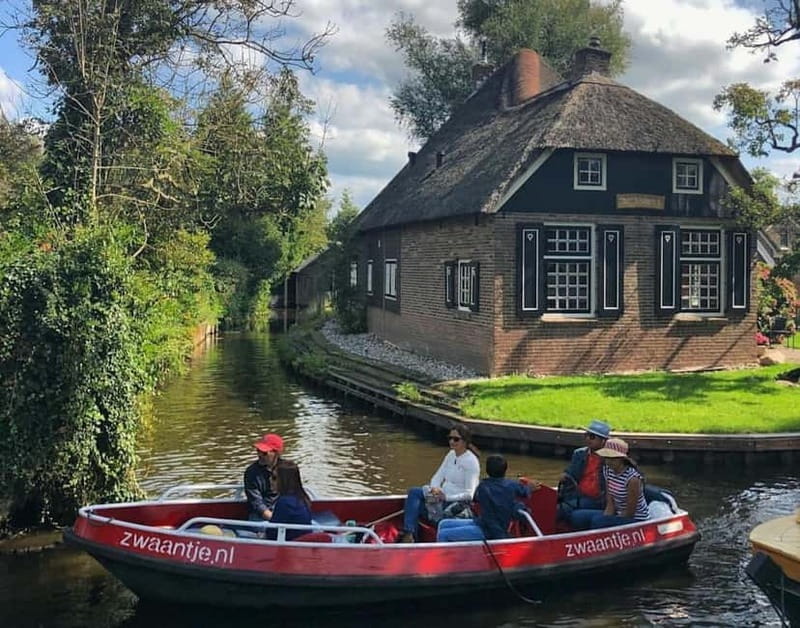 Giethoorn: Boat Rental 2,5 hour 1-8 persons - Discovering Giethoorn by Boat: A Practical Guide