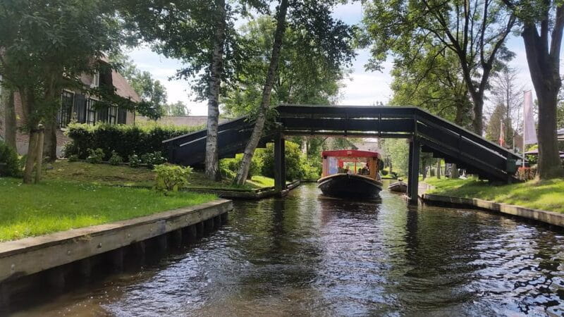 Giethoorn: Canal cruise Giethoorn village and lake - Navigating Giethoorn: What to Expect from the Canal Cruise