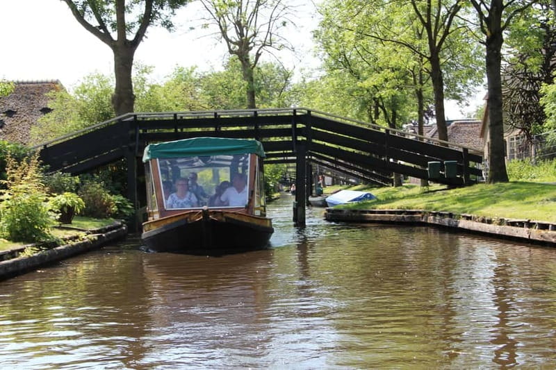 Giethoorn: Canal Cruise & lake Tour & Sightseeing Village - Exploring Giethoorn: What to Expect from the Tour