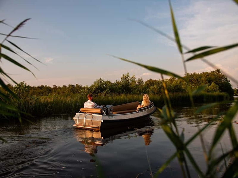 Giethoorn centre: Private tour with local tourguide - Entering the Charm of Giethoorn’s Waterways