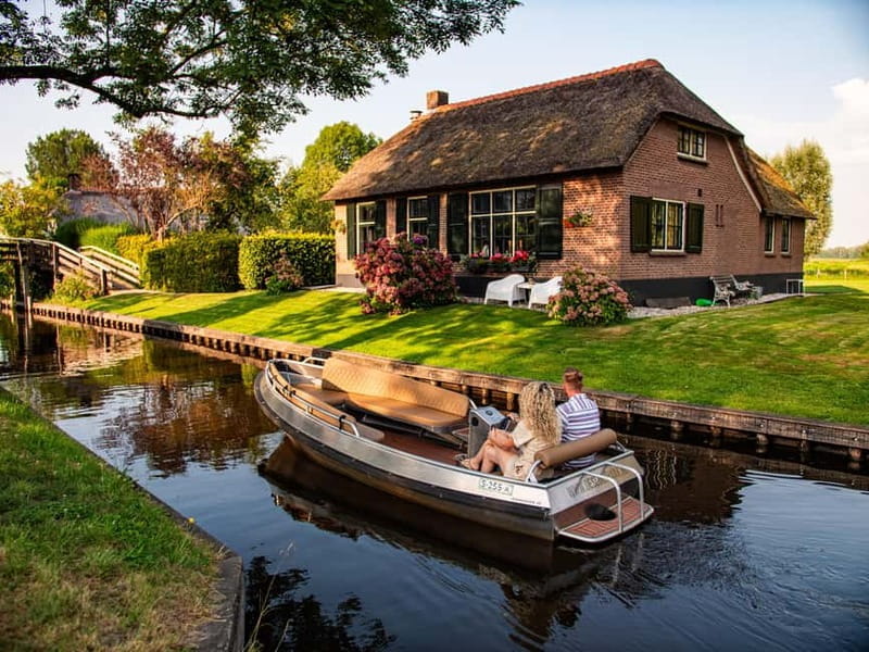 Giethoorn centre: Private tour with local tourguide - Exploring the Old City Center