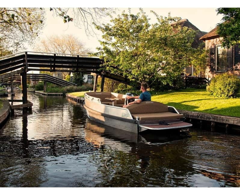 Giethoorn centre: Private tour with local tourguide - Authentic Experiences and Practical Details