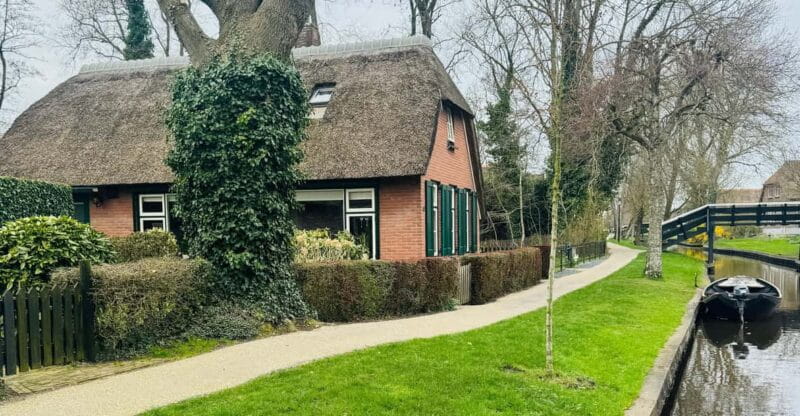 "Giethoorn: Exclusive Private Tour of the Dutch Venice" - First Impressions: Elegant Comfort from Amsterdam to Giethoorn
