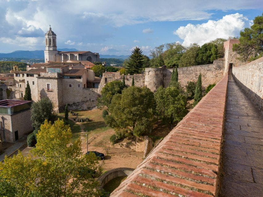 Girona: Essential Audio Tour at Your Own Pace [Spanish] - Exploring Gironas Key Landmarks