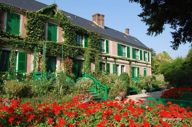 Giverny and Versailles Full Day Private Guided Tour wih Hotel Pickup - Entering the Palace of Versailles: A Step Back in Time
