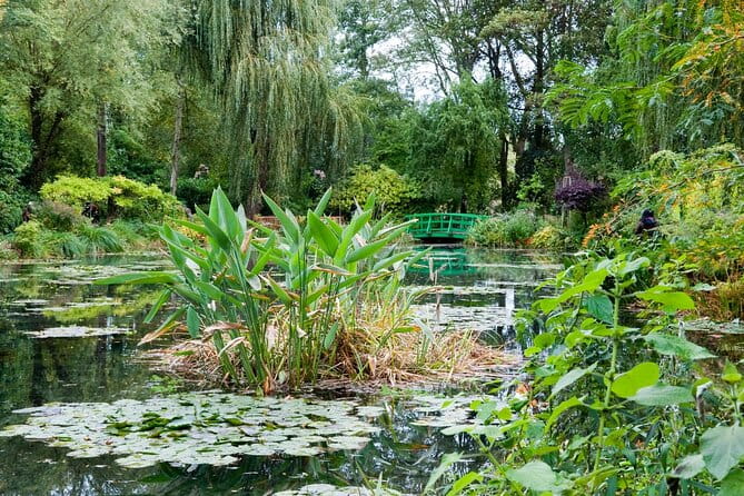Giverny and Versailles Full Day Private Guided Tour wih Hotel Pickup - Visiting Nearby Villages: A Charming Wrap-up