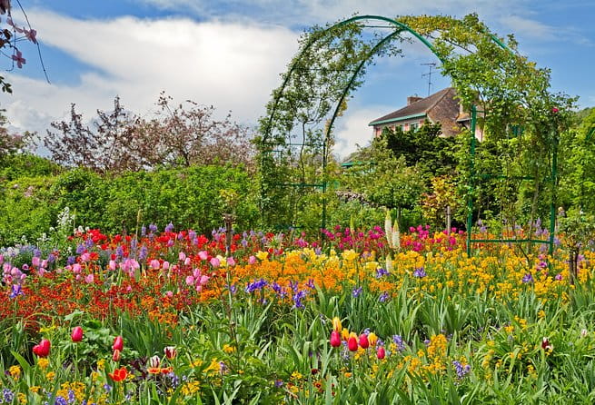 Giverny Monet's House and Gardens plus Shopping Session Day Trip - Price and Logistics: Good Value but Manage Expectations
