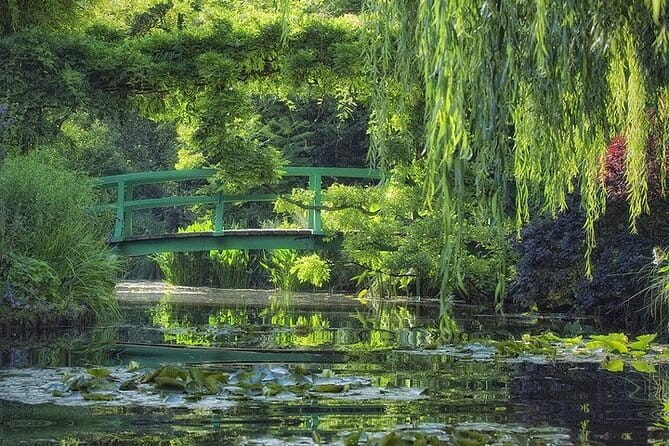 Giverny & Versailles Day Trip From Paris with Professional Guide - The Grandeur of Versailles: Palatial Wonders & Gardens