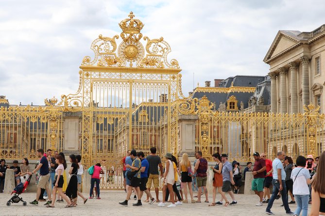 Givernys House & Gardens Plus Versailles Palace Day Trip With Lunch From Paris - Lunch at Riverside Restaurant