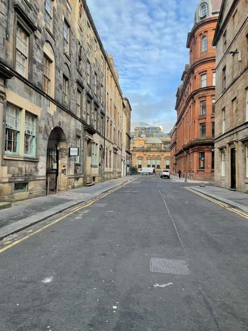 Glasgow: Historical Walking Tour: Guided by a local actor - Who is this tour best for?