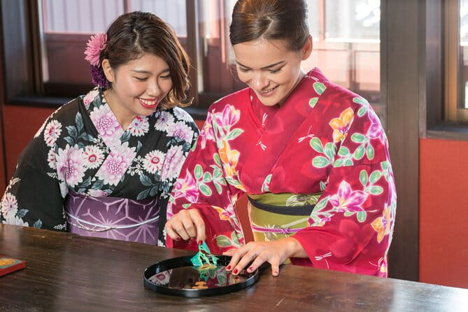 Gold Leaf Crafting in Higashi Chayagai, Kanazawa - Key Points