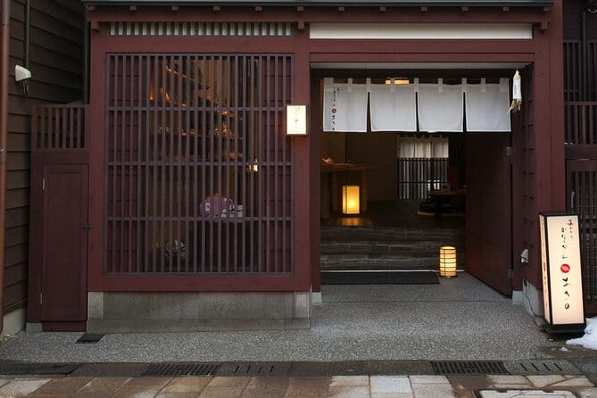 Gold Leaf Crafting in Higashi Chayagai, Kanazawa - Experience Overview