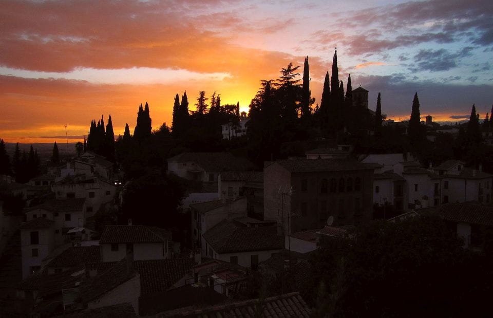 Granada: Albaicin and Sacromonte Sunset Guided Walking Tour - Key Points