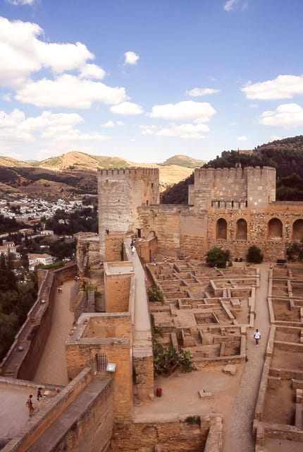 Granada: Alhambra, Albaicín, and Sacromonte Combo Tour - Exploring the Alhambra Complex