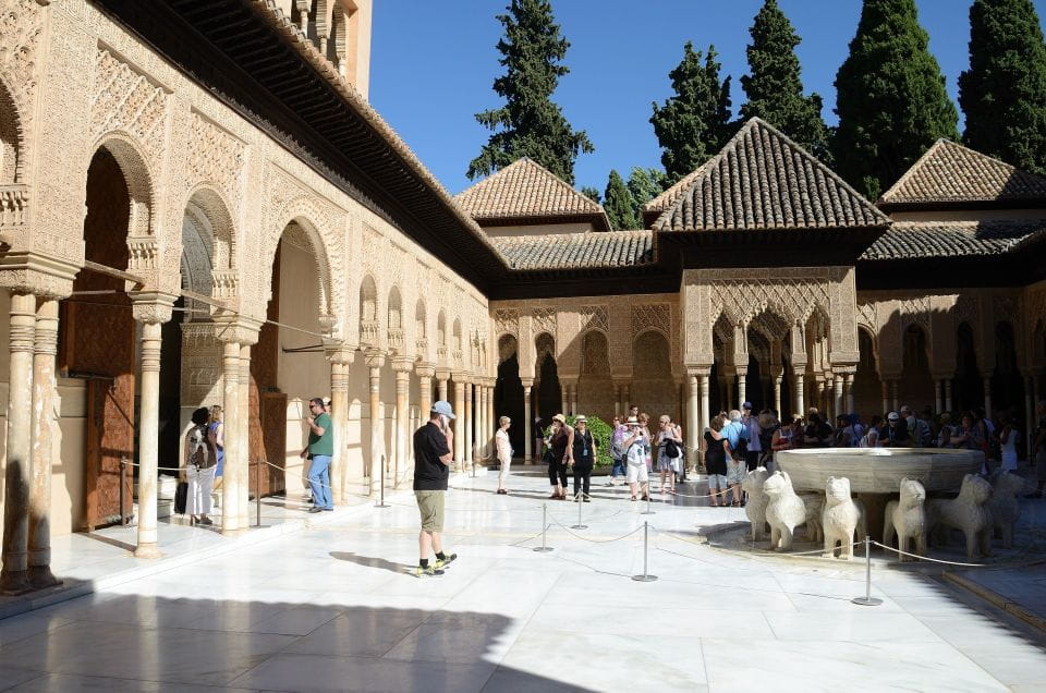Granada: Alhambra, Albaicín, and Sacromonte Combo Tour - Discovering Albaicín and Sacromonte
