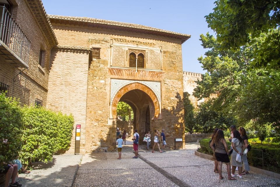 Granada: Alhambra, Albaicín, and Sacromonte Combo Tour - Meeting Points and Important Notes