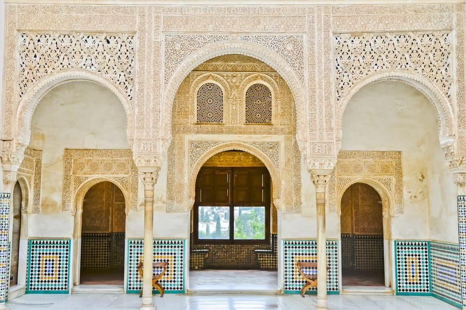 Granada: Alhambra and Albaicín Small Group Tour - Important Information
