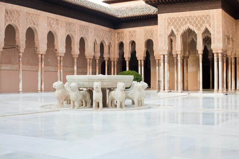 Granada: Alhambra and Nasrid Palaces Small Guided Tour - Activity and Duration