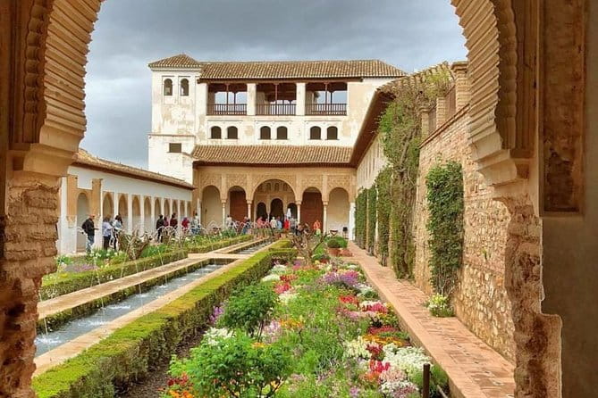 Granada: Alhambra Comlex + Nasrid Palaces + Alcazaba Guided Tour - Exploring the Alhambra: What You Can Expect