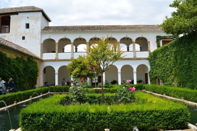 Granada: Alhambra Gardens, Generalife & Alcazaba Guided Tour - Who Is This Tour Best For?